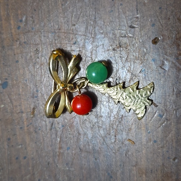 Jewelry - Vintage textured christmas 🎄 tree bow pin with colored beads no stamp brooch